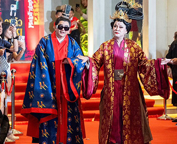 “พชร์ อานนท์” นำทีม “เจ๊แต๋ว–แพนเค้ก–อาโคย” เปิดกาล่าสุดวังเว่อร์อลังปัง “หอแต๋วแตก แหกหลีหู” เตรียมฮาส่งท้ายปี ดูแล้วรวยข้ามปี เข้าฉายแล้ววันนี้